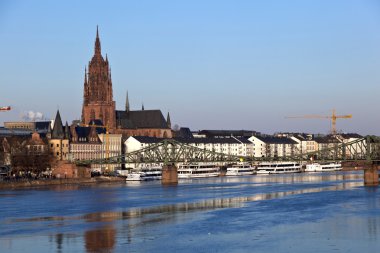 eski tarihi köprü eiserner steg de frankfurt am main, Almanya.