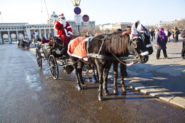 Fiaker 'ın şoförü kırmızı Noel Baba gibi giyinmiş.