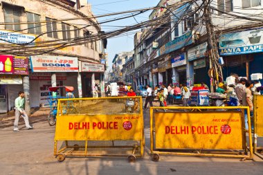 delhi polis standları eski kesiminde etrafında yol engelleri