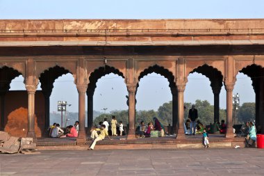 d'jama masjid Camisi avlusunda kulları kalan grup