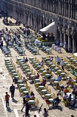 san marco meydanına büyük bir sürü Güvercin beslemek üstünde ourists