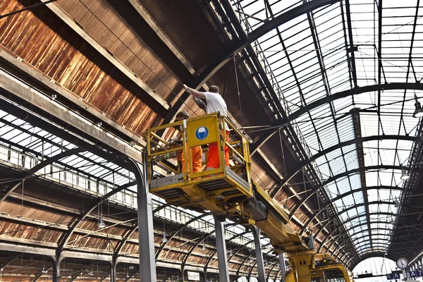 Рабочие ремонтируют крышу классицистики более 100 лет — стоковое фото