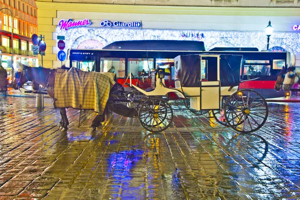 Paard-gedreven vervoer op stefansplatz in het hart van Wenen — Stockfoto