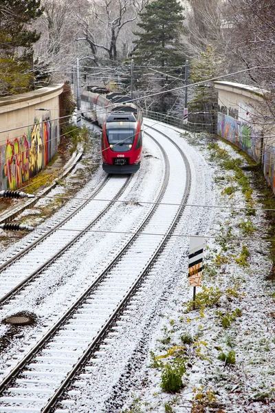 Trilhos cobertos de neve na cidade — Fotografia de Stock