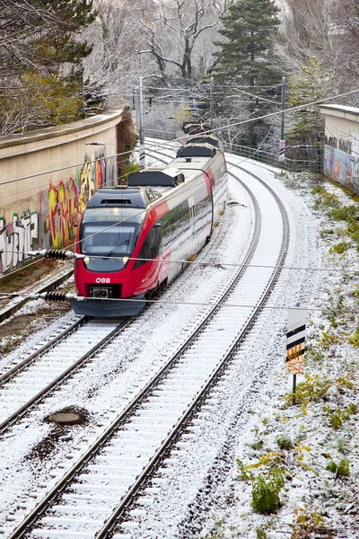 Trilhos cobertos de neve na cidade — Fotografia de Stock