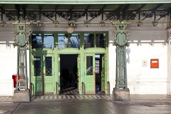 Vista de uma típica entrada metropolitana antiga em Viena . — Fotografia de Stock