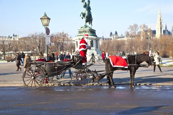 Conductor de la fiaker está vestido como Santa Claus en rojo — Foto de Stock