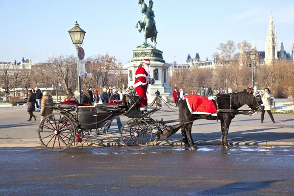 Fiaker 'ın şoförü kırmızı Noel Baba gibi giyinmiş. — Stok fotoğraf