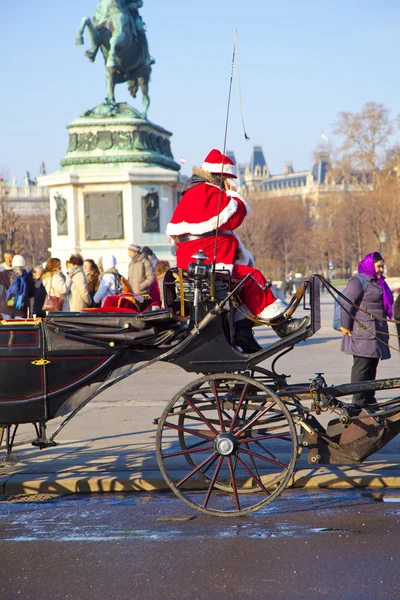 Driver of the fiaker is dressed as Santa Claus in red — Stock Photo, Image