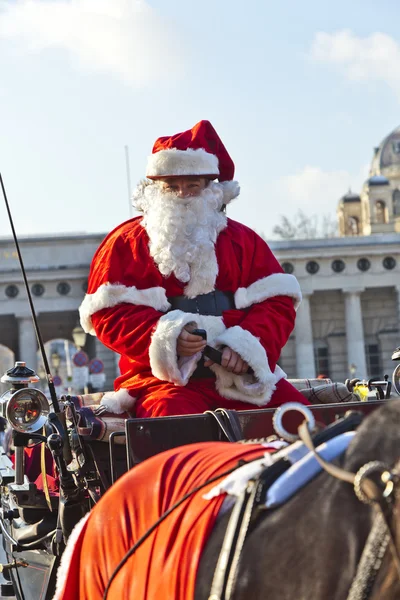 Motorista da fibra está vestido como Papai Noel em vermelho — Fotografia de Stock