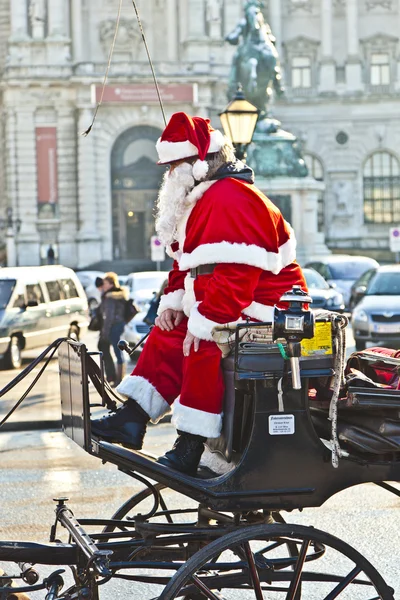 Водитель фуры одет как Санта-Клаус в красное — стоковое фото