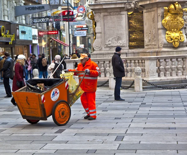 Мужчина убирает улицу в Грабене в Вене — стоковое фото