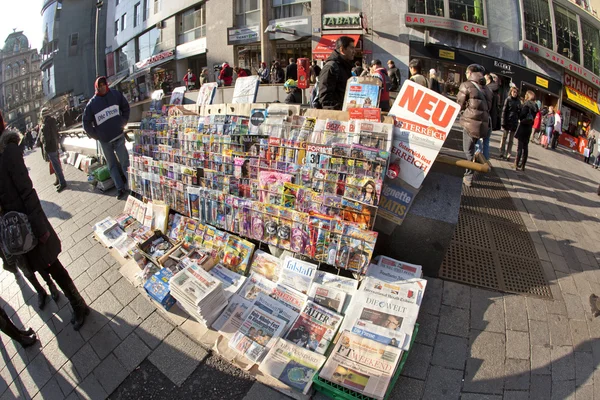 Journaux vendus devant le dôme de Stephans à Vienne — Photo