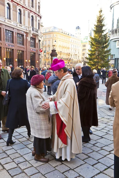Biskup František scharl se modlí za nenarozené dítě — Stock fotografie