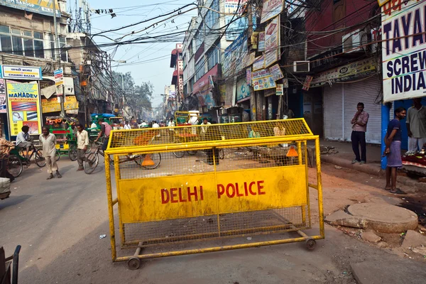 Bariery drogowe delhi policji stoi w starej części — Zdjęcie stockowe