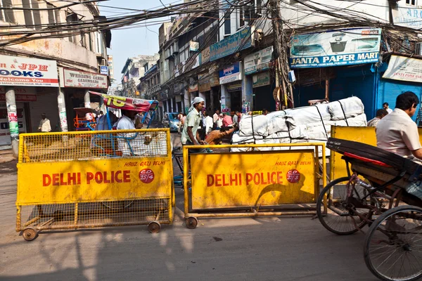 Road barriers of Delhi police stands around the old part of the — Stock Photo, Image