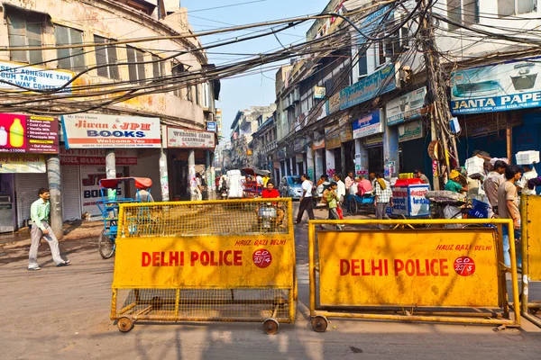 Road barriers of Delhi police stands around the old part of the — Stock Photo, Image