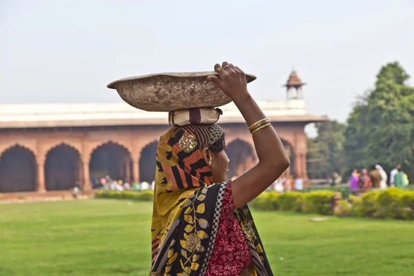 여성 노동자 그녀의 모자에 락 폐기물 운반 — 스톡 사진