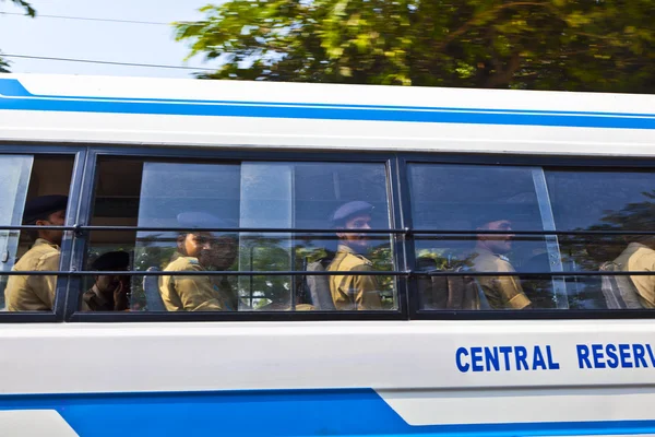 Officiers de la réserve centrale dans le bus — Photo