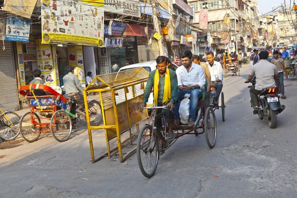 Rickshaw rider transporta pasajeros —  Fotos de Stock
