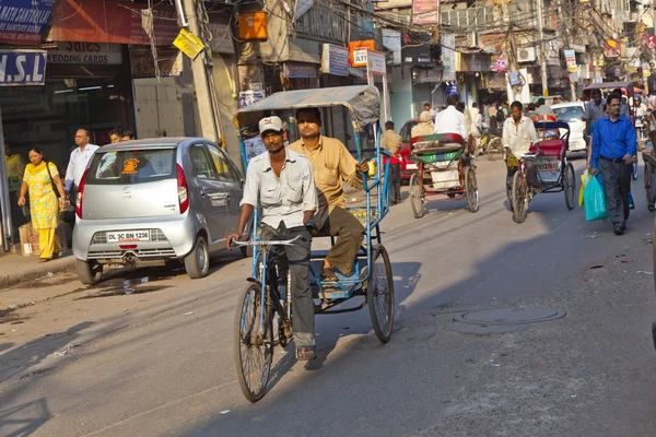 Il pilota di Rickshaw trasporta passeggeri — Foto Stock