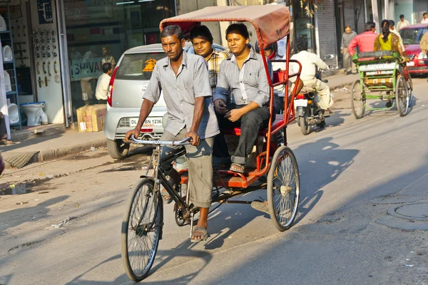 Rickshaw αναβάτη μεταφορές επιβατών — Φωτογραφία Αρχείου