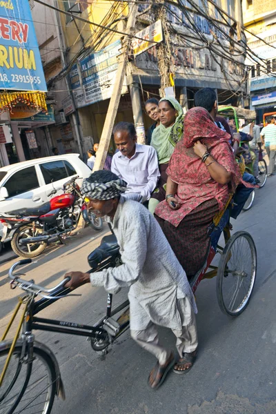 Riksja rider transports passagier — Stockfoto
