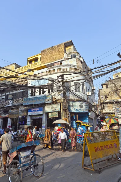 Centrum ruchu scena w old delhi, w pobliżu dzielnicy handlowej meena bazaar — Zdjęcie stockowe