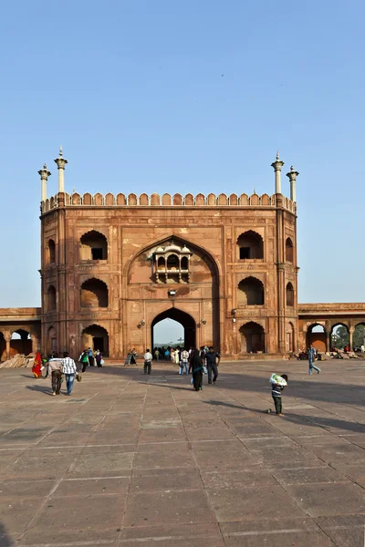 Gläubige gehen auf den Innenhof der jama masjid Moschee in delhi — Stockfoto