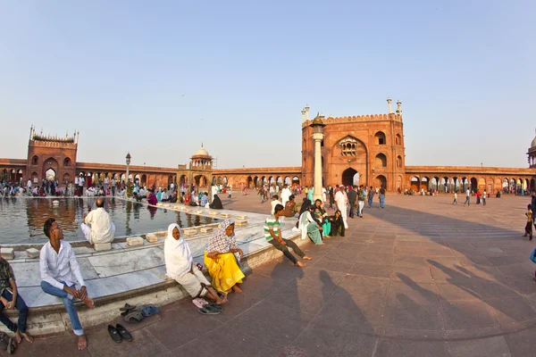 Groupe de fidèles repose sur la cour de la mosquée Jama Masjid en D — Photo