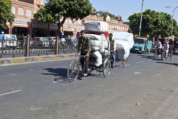 Ciclismo rickshaws en las calles — Foto de Stock