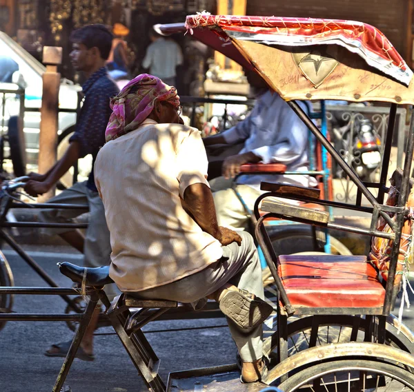 Man vilar i sin cykel rickshaw — Stockfoto