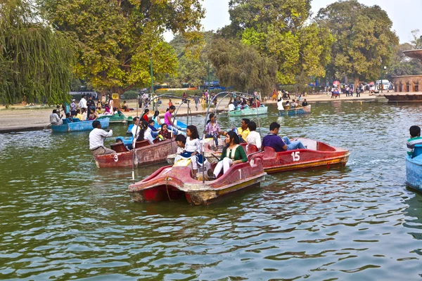 Bootsfahrt auf dem künstlichen See in der Nähe des indischen Tores — Stockfoto