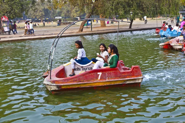 Enjoy boating on the artifical lake near the Indian Gate — Stock Photo, Image