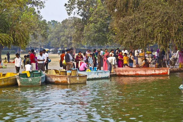 Geniet van varen op het kunstmatige meer in de buurt van de Indiase poort — Stockfoto