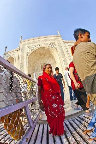 Indian visit Taj Mahal in India — Stock Photo, Image