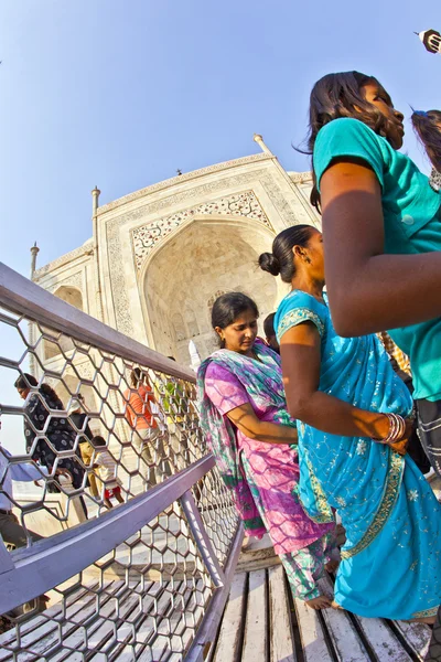 Indischer besuch taj mahal in indien — Stockfoto
