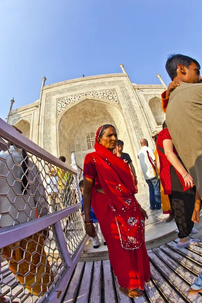 Indische bezoek taj mahal in india — Stockfoto