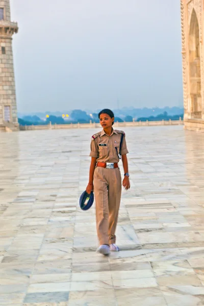 L'officier ferme le Taj Mahal au coucher du soleil — Photo
