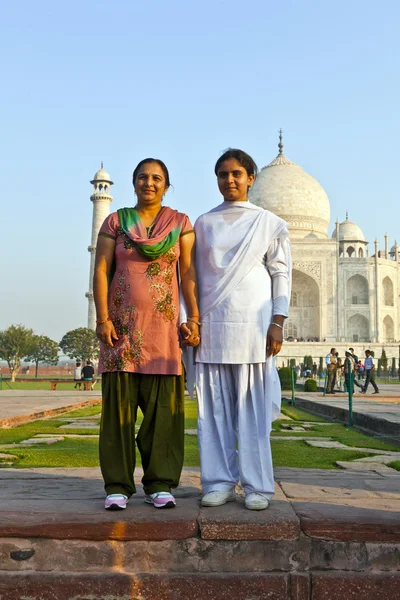 Indianerbesøk Taj Mahal i India – stockfoto