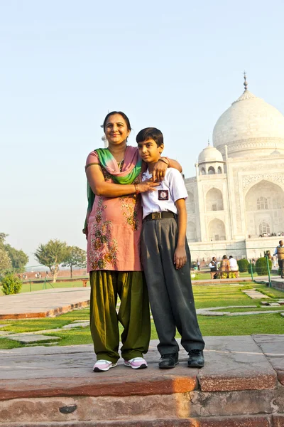 Indische bezoek taj mahal in india — Stockfoto