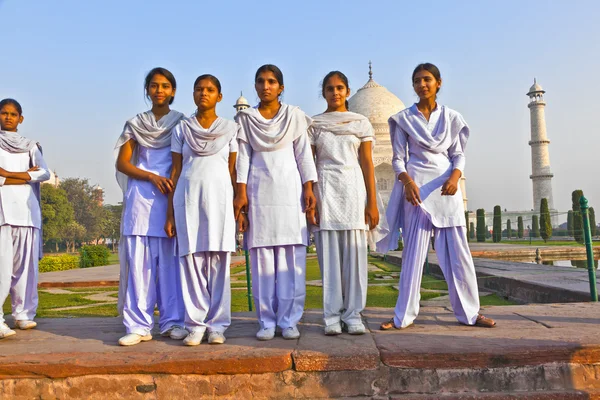 Indiska besöker taj mahal i Indien — Stockfoto
