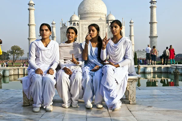 Indischer besuch taj mahal in indien — Stockfoto