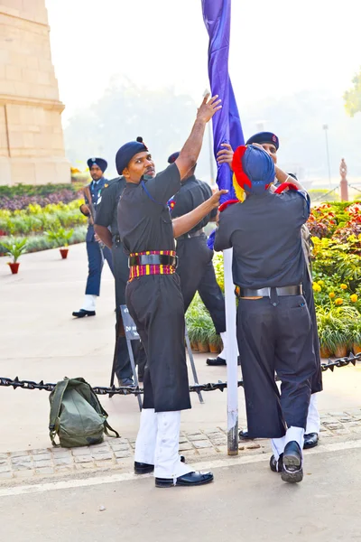 Soldaten stijgen de vlag op de india gate monumen — Stockfoto