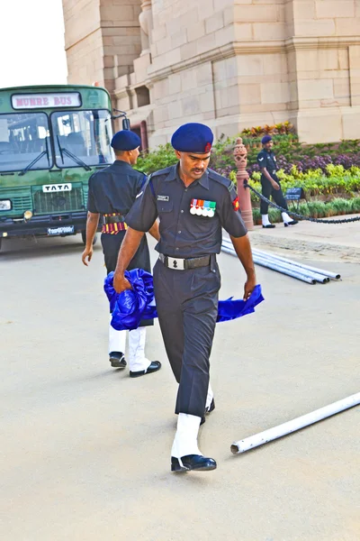 士兵上升，旗子在印度门阿库市场也在 — 图库照片