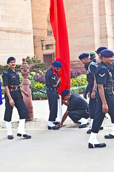 Soldaten stijgen de vlag op de india gate monumen — Stockfoto