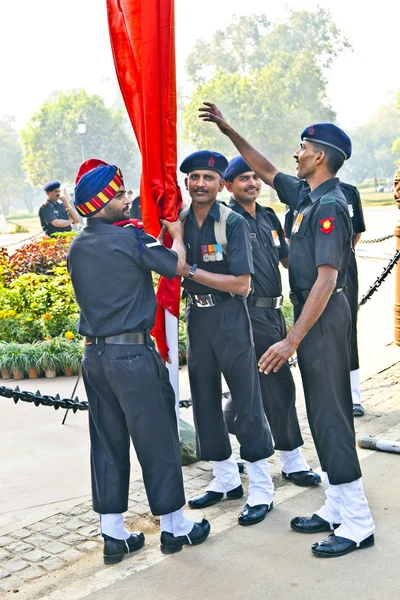 士兵上升，旗子在印度门阿库市场也在 — 图库照片