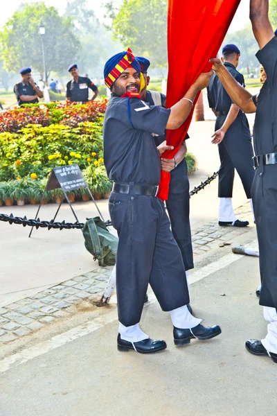 Asker bayrağı Hindistan kapı monumen de ayağa kalkın. — Stok fotoğraf