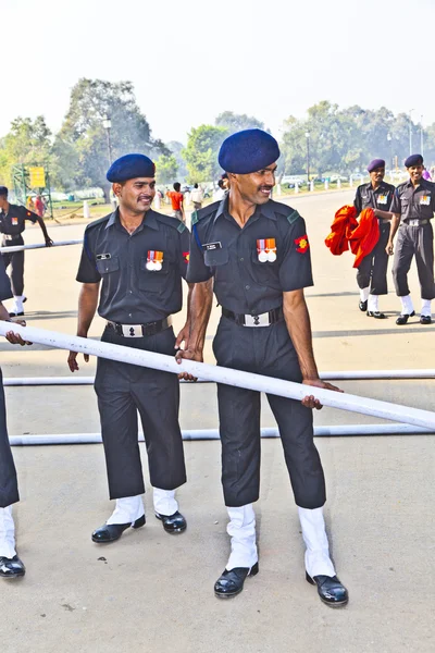 Στρατιώτες αυξηθεί τη σημαία στο η Ινδία πύλη monumen — Φωτογραφία Αρχείου
