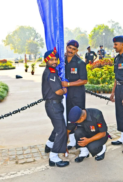 Солдаты поднимают флаг у монумента Ворота Индии — стоковое фото